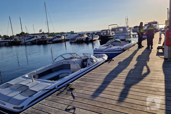 Boot vaart over man heen op Westeinderplassen