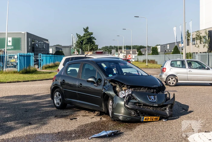 Bestelbus ramt hek na botsing