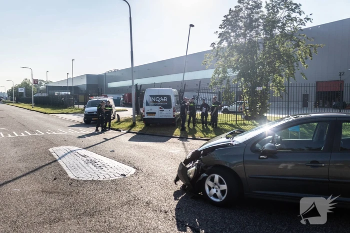 Bestelbus ramt hek na botsing
