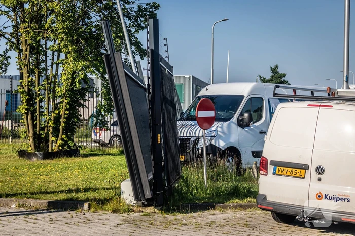 Bestelbus ramt hek na botsing