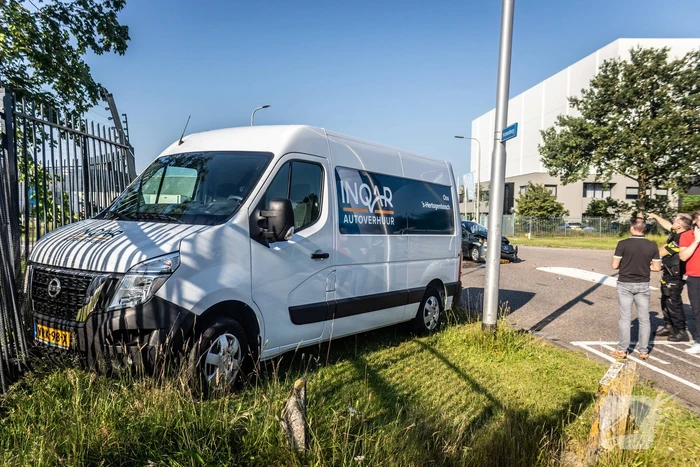 Bestelbus ramt hek na botsing