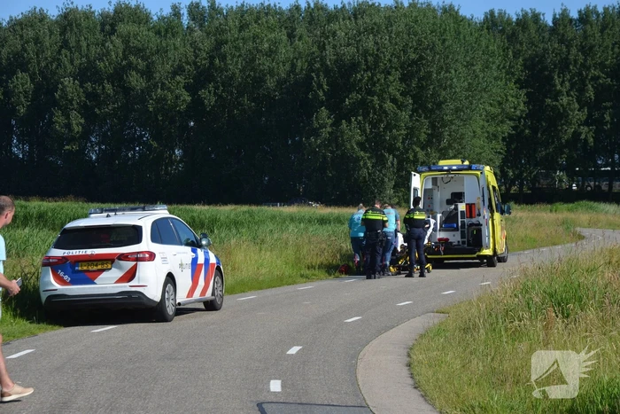 Motorrijder glijdt onderuit in bocht