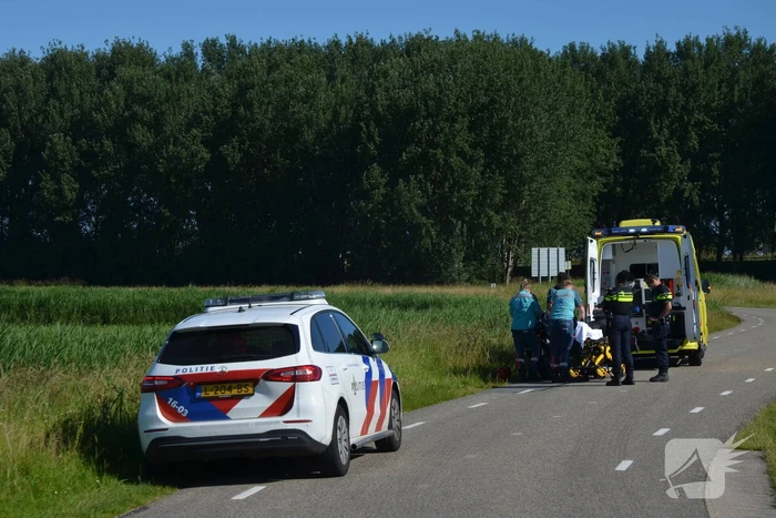 Motorrijder glijdt onderuit in bocht