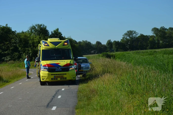 Motorrijder glijdt onderuit in bocht