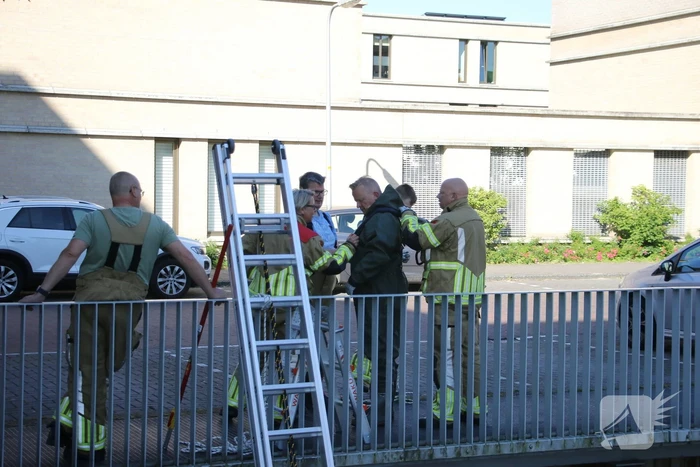 Brandweer bevrijdt kuiken van achter houten schot