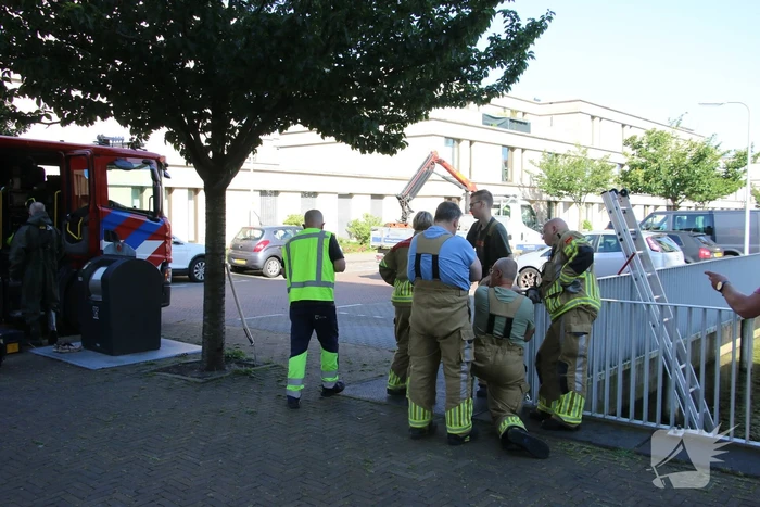 Brandweer bevrijdt kuiken van achter houten schot