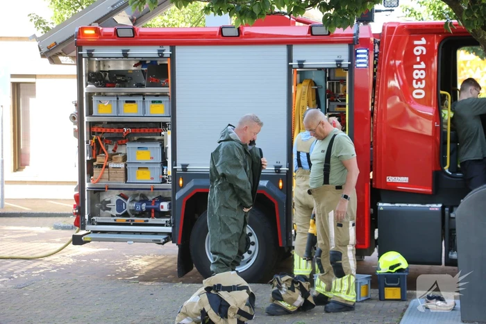Brandweer bevrijdt kuiken van achter houten schot