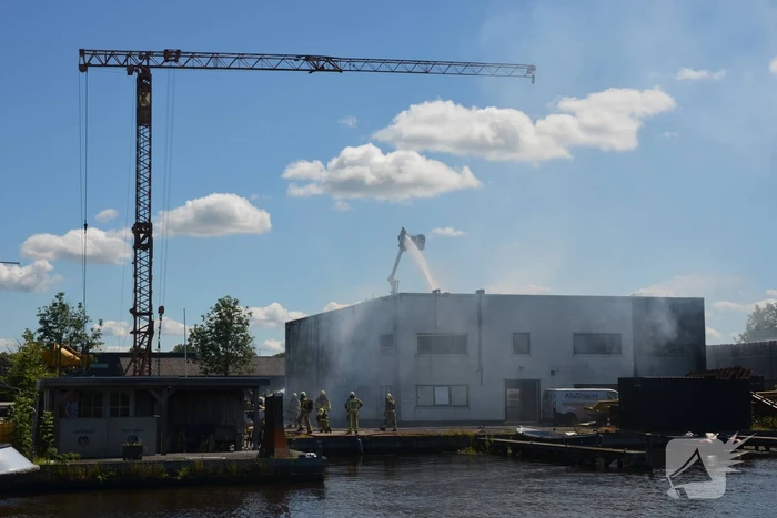 Uitslaande brand bij scheepsbouwbedrijf, rookwolken in hele regio te zien
