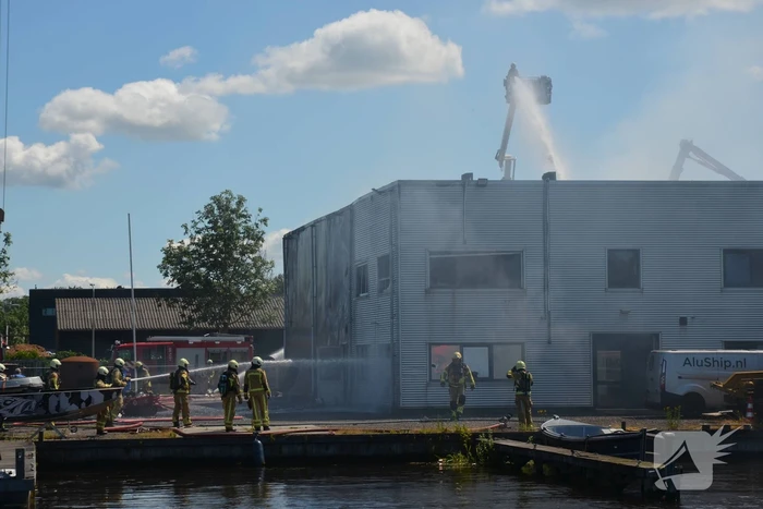 Uitslaande brand bij scheepsbouwbedrijf, rookwolken in hele regio te zien