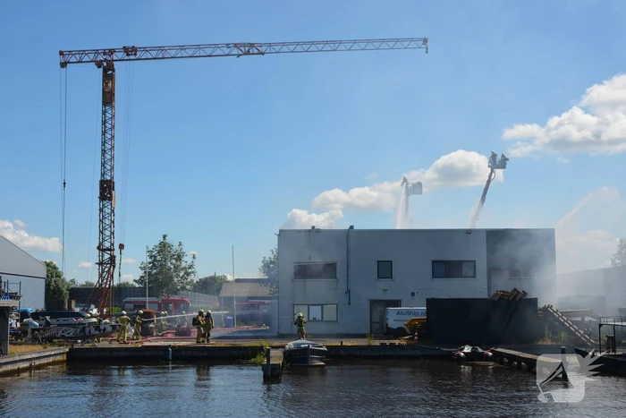 Uitslaande brand bij scheepsbouwbedrijf, rookwolken in hele regio te zien