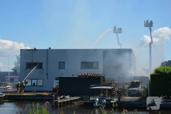 Uitslaande brand bij scheepsbouwbedrijf, rookwolken in hele regio te zien