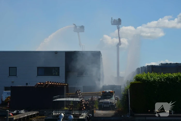 Uitslaande brand bij scheepsbouwbedrijf, rookwolken in hele regio te zien