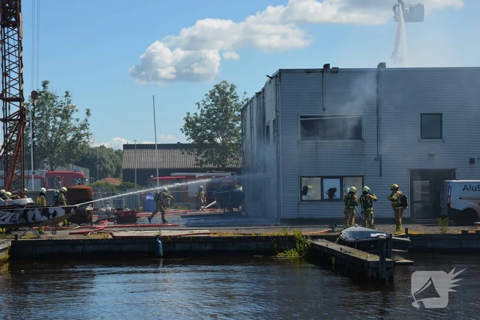 Uitslaande brand bij scheepsbouwbedrijf, rookwolken in hele regio te zien