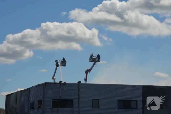 Uitslaande brand bij scheepsbouwbedrijf, rookwolken in hele regio te zien