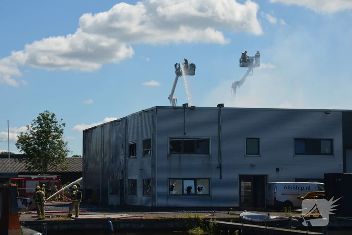 Uitslaande brand bij scheepsbouwbedrijf, rookwolken in hele regio te zien