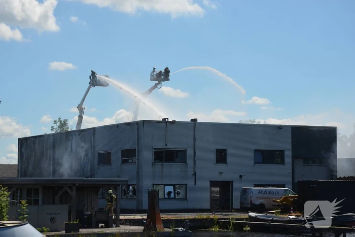 Uitslaande brand bij scheepsbouwbedrijf, rookwolken in hele regio te zien