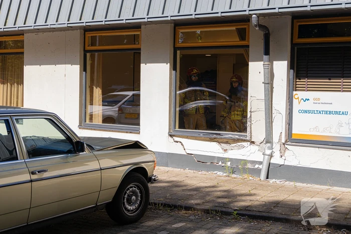 Automobilist rijdt tegen buurthuis