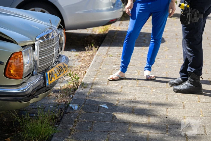 Automobilist rijdt tegen buurthuis