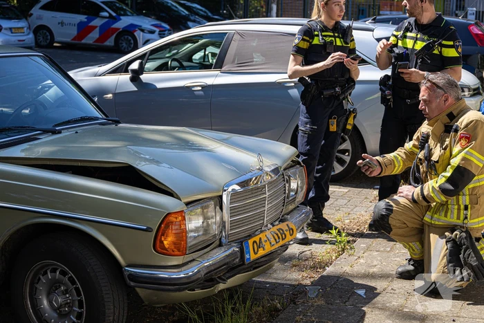 Automobilist rijdt tegen buurthuis