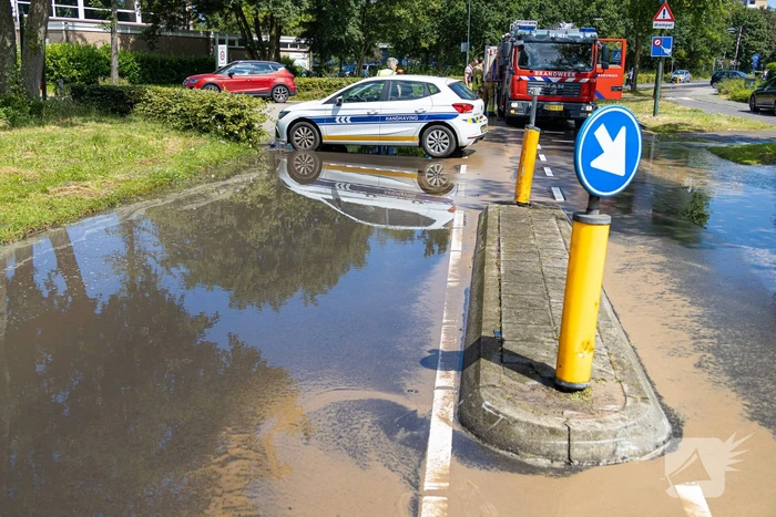Straat blank door een gesprongen waterleiding