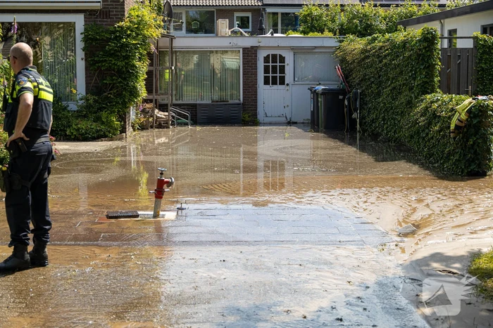 Straat blank door een gesprongen waterleiding