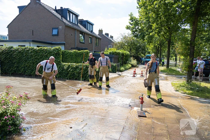 Straat blank door een gesprongen waterleiding
