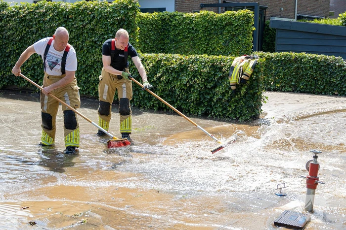 Straat blank door een gesprongen waterleiding