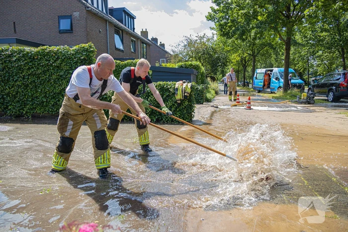 Straat blank door een gesprongen waterleiding