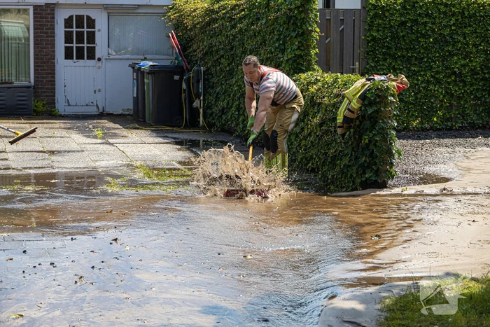 Straat blank door een gesprongen waterleiding