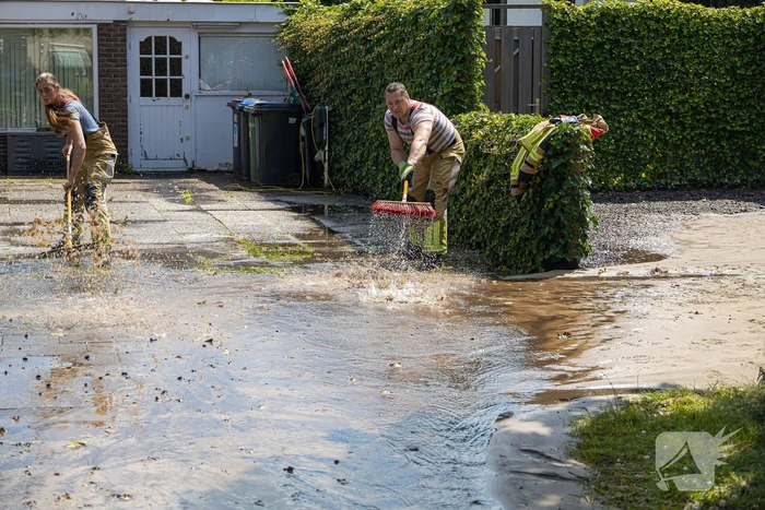 Straat blank door een gesprongen waterleiding