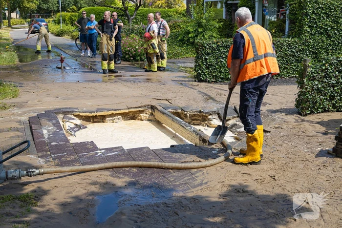 Straat blank door een gesprongen waterleiding