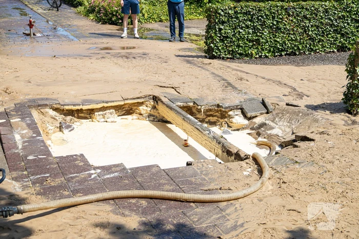 Straat blank door een gesprongen waterleiding