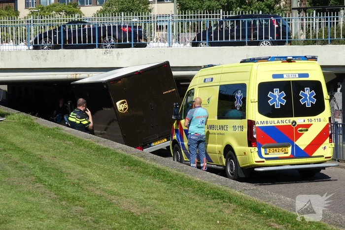 UPS Bezorger raakt klem onder spoortunnel, tunnel tijdelijk afgesloten