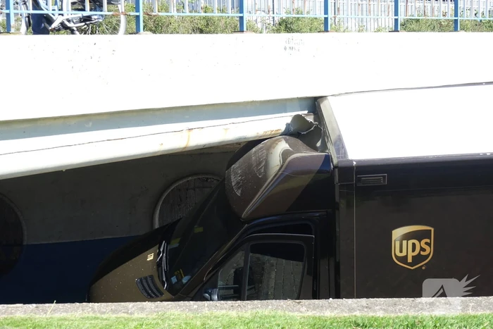 UPS Bezorger raakt klem onder spoortunnel, tunnel tijdelijk afgesloten