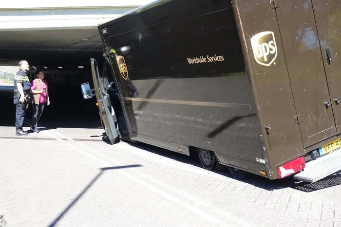 UPS Bezorger raakt klem onder spoortunnel, tunnel tijdelijk afgesloten