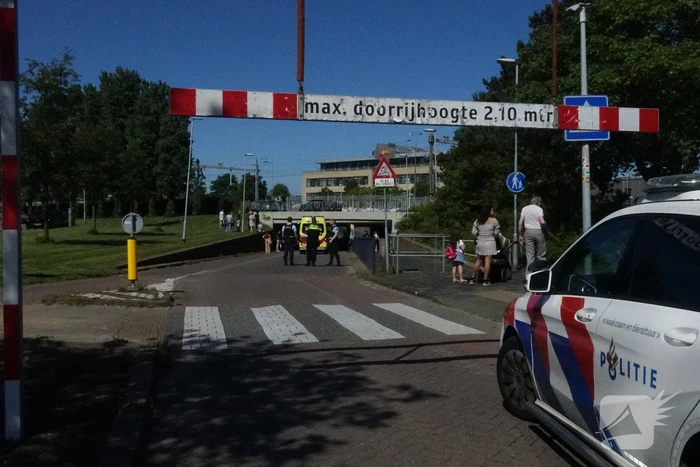 UPS Bezorger raakt klem onder spoortunnel, tunnel tijdelijk afgesloten