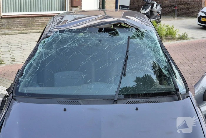Auto slaat over de kop bij ongeval