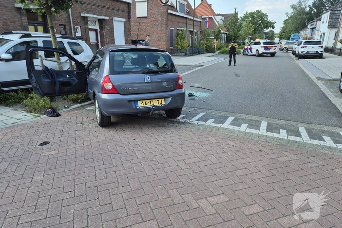 Auto slaat over de kop bij ongeval