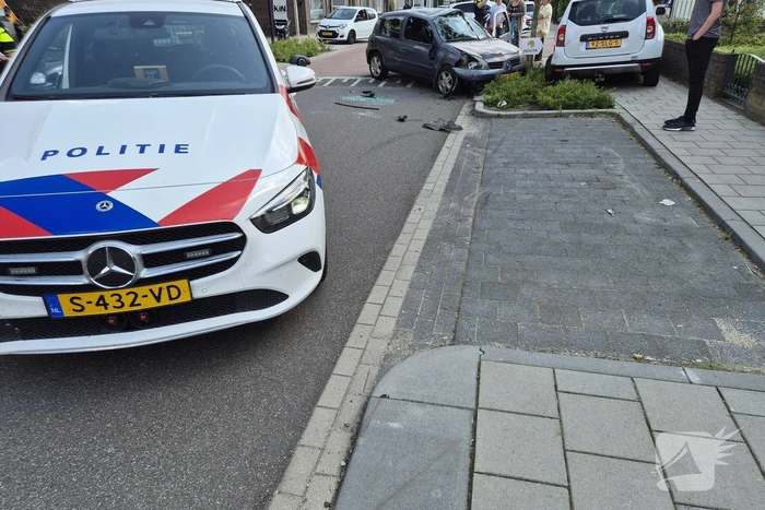 Auto slaat over de kop bij ongeval