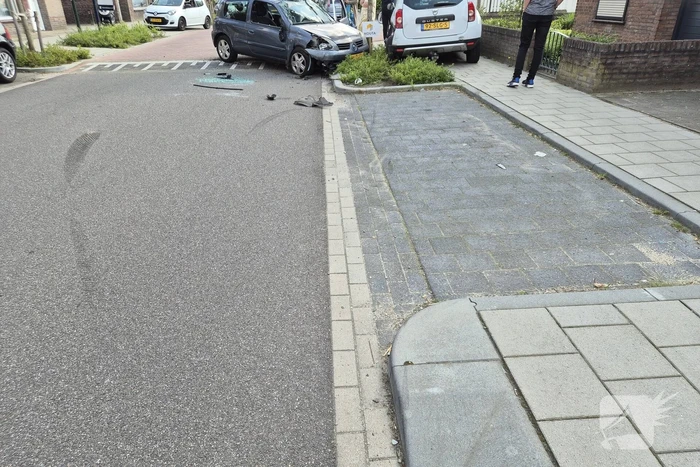 Auto slaat over de kop bij ongeval