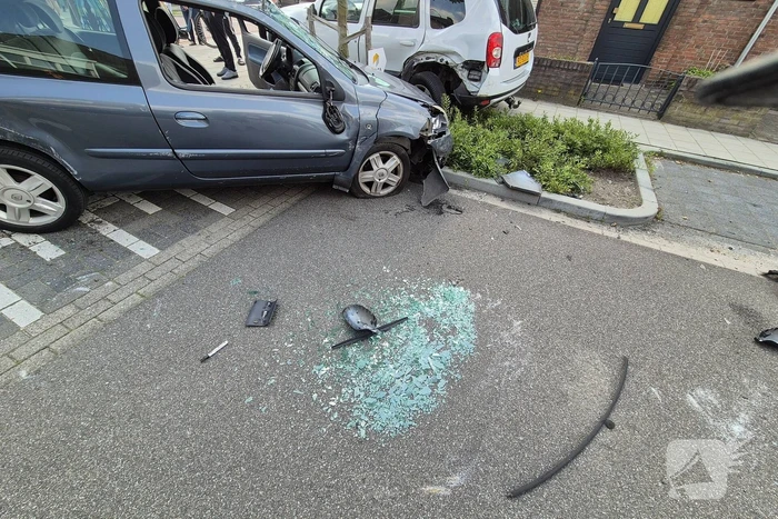 Auto slaat over de kop bij ongeval