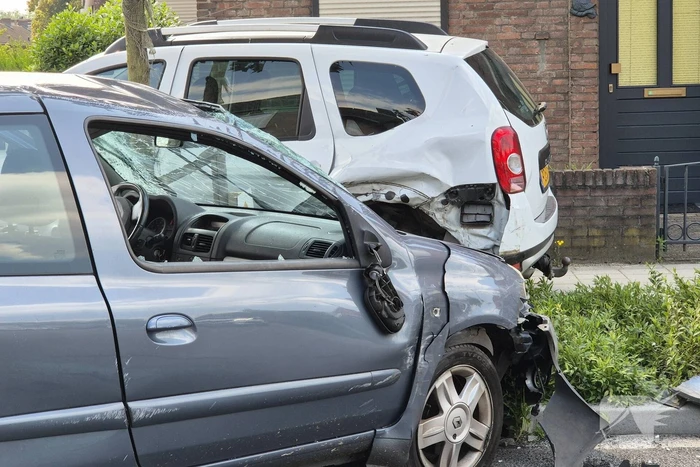 Auto slaat over de kop bij ongeval