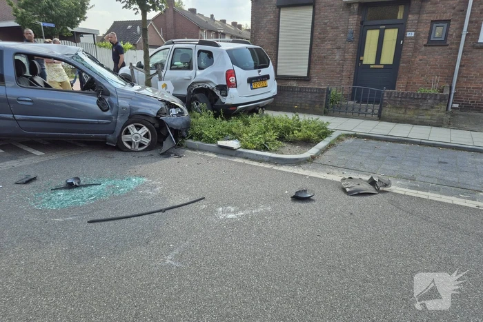 Auto slaat over de kop bij ongeval