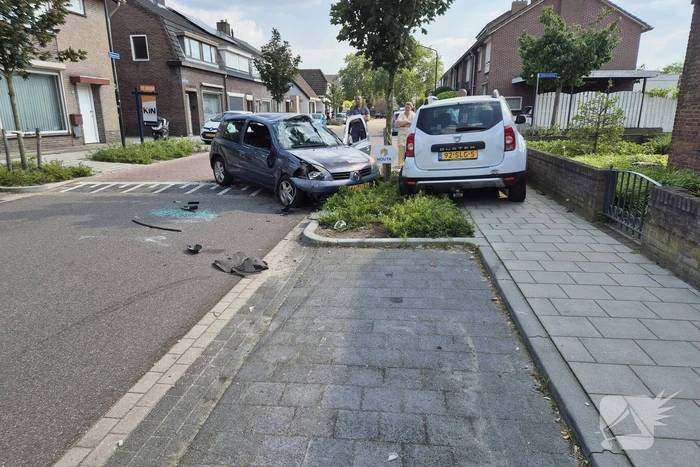 Auto slaat over de kop bij ongeval