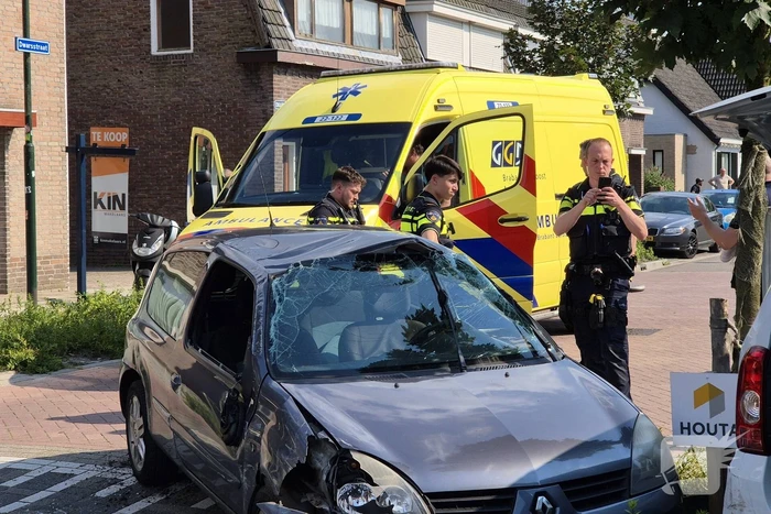 Auto slaat over de kop bij ongeval
