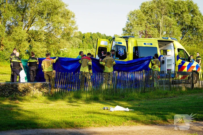 Omstander schiet drenkeling te hulp