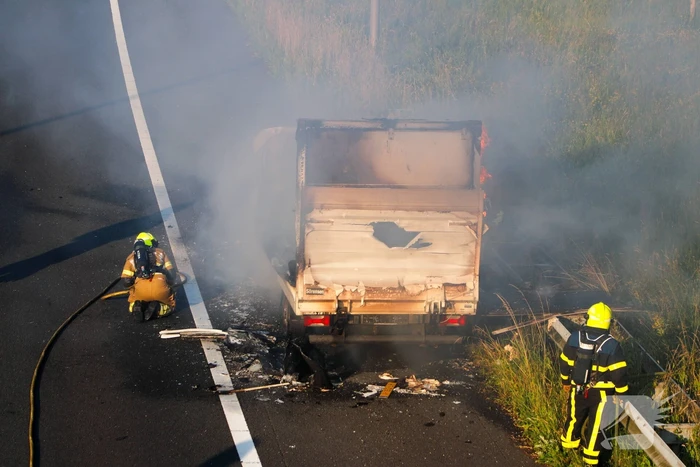 Bakwagen uitgebrand bij afrit snelweg