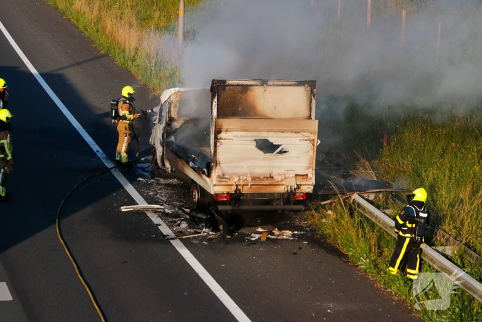 Bakwagen uitgebrand bij afrit snelweg
