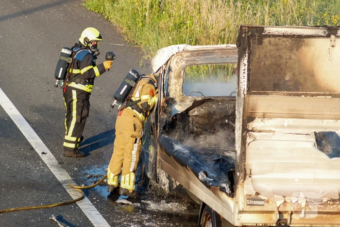Bakwagen uitgebrand bij afrit snelweg