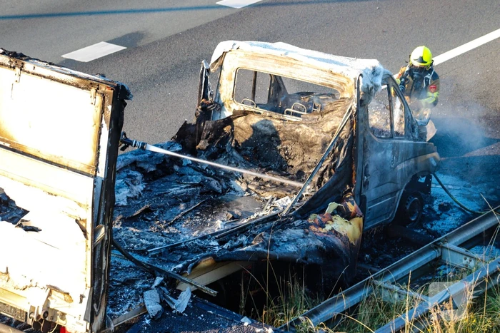 Bakwagen uitgebrand bij afrit snelweg